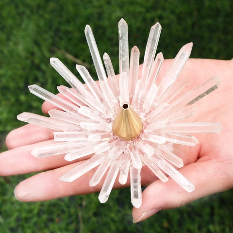 Porte-encens en Forme de Lotus en Amas de Cristal Blanc Naturel Décoration de Maison Méditation Créative avec Base en Métal Doré