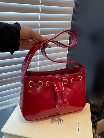 Borsa A Spalla Chic In Pelle PU Lucida Da Donna Con Dettaglio Coulisse E Occhielli In Metallo Dorato Design Di Nicchia
