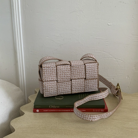 Women PU Leather Woven Crossbody Bag Mini Square Shoulder Bag Flap Closure Retro Minimalist Fashion Purse