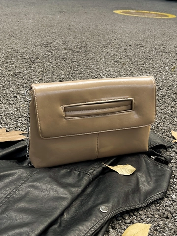 Women Glossy PU Leather Envelope Shoulder Bag With Silver Chain Strap And Hand Carry Slot Urban Minimalist Daily Purse