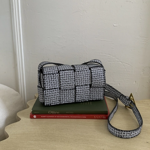 Women PU Leather Woven Crossbody Bag Mini Square Shoulder Bag Flap Closure Retro Minimalist Fashion Purse
