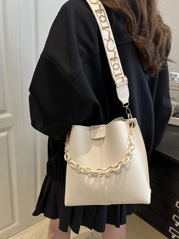 Women Lychee Pattern PU Leather Shoulder Bucket Bag With Wide Geometric Strap And Chain Decor Minimalist Daily Commuting Purse
