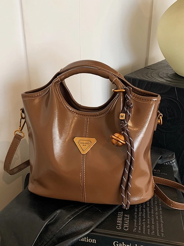 Bolso De Mano Tote Para Mujer Cuero PU Brillante Retro Alta Gama Bolso De Hombro Con Logo Triángulo Y Colgante
