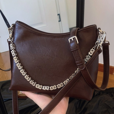 Women Minimalist PU Leather Bucket Bag With G-Link Metal Chain Adjustable Shoulder Crossbody Bag Versatile Vintage Handbag