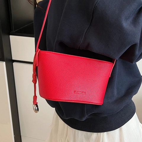 Mode Vrouwen Litchi Patroon PU Leer Emmer Tas Minimalistische Crossbody Schoudertas Met Hart Hanger Messenger Purse