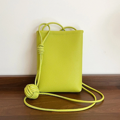 Borsa a Tracolla da Donna Minimalista in Pelle PU Martellata Piccola Borsa per Cellulare Quadrata Verticale Con Tracolla Decorativa a Sfera Annodata
