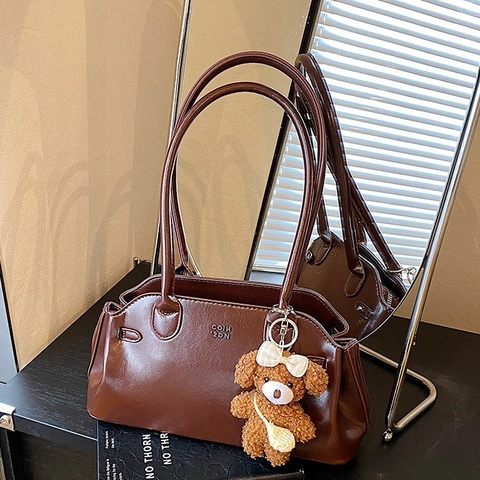 Sac Fourre-tout Sous le Bras en Cuir PU Ciré Brillant Rétro pour Femmes Avec Charme en Peluche Ours en Peluche Mode Urbain Simple