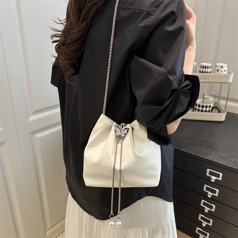 Krokodilstruktur PU Leder Beuteltasche Für Damen Trendige Schmetterling Kordelzug Schultertasche Mit Kette Und Perlenanhänger