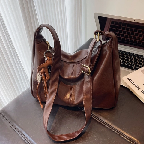 Bolso Tote de Mujer de Cuero PU Suave Retro Gran Capacidad Bolso de Axila Urbano Simple Versátil Bolso Bandolera Con Colgante de Borla