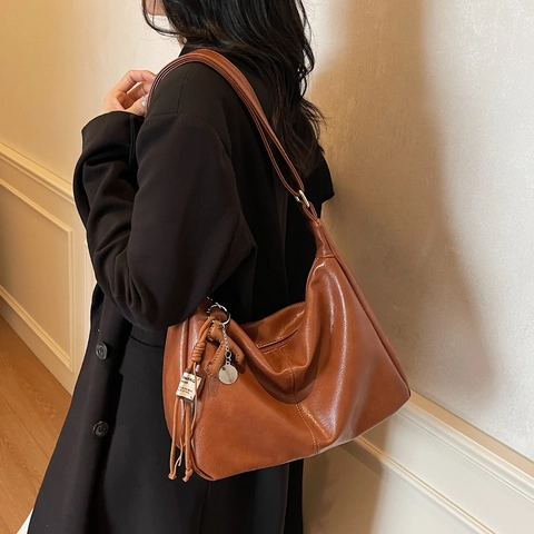 Bolso Tote de Mujer de Cuero PU Suave Retro Gran Capacidad Bolso de Axila Urbano Simple Versátil Bolso Bandolera Con Colgante de Borla