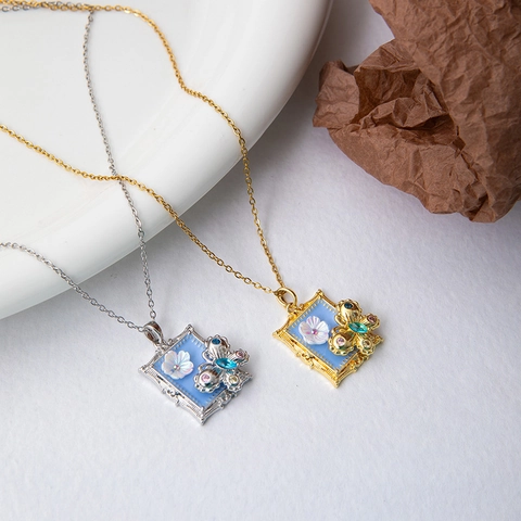 Collier Pendentif Émail Rose Artistique en Acier Titane Perle Artificielle Strass Cœur Fleur Chaîne Clavicule pour Femmes