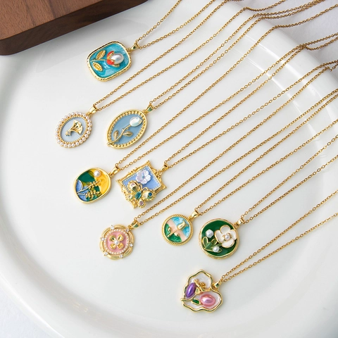 Collier Pendentif Émail Rose Artistique en Acier Titane Perle Artificielle Strass Cœur Fleur Chaîne Clavicule pour Femmes