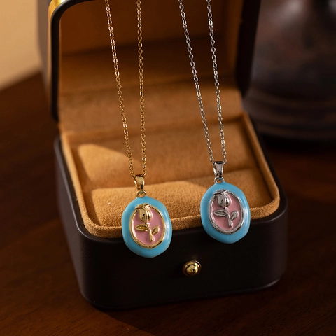 Collier Pendentif Ovale Vintage Français Motif Rose En Relief Émail Bleu Rose Acier Titane Cuivre Élégant Femmes