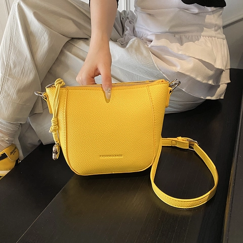 Damen Eimer-Umhängetasche Aus PU-Leder Mit Lychee-Muster Verstellbarer Riemen Herzanhänger Minimalistisch Klein