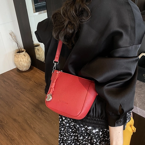 Damen Eimer-Umhängetasche Aus PU-Leder Mit Lychee-Muster Verstellbarer Riemen Herzanhänger Minimalistisch Klein