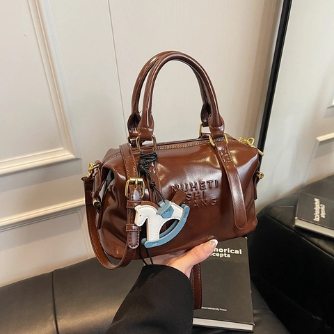 Damen Boston Handtasche Glänzendes PU Leder Mit Pferdeanhänger Geprägte Buchstaben Lässige Schultertasche Crossbody Tasche