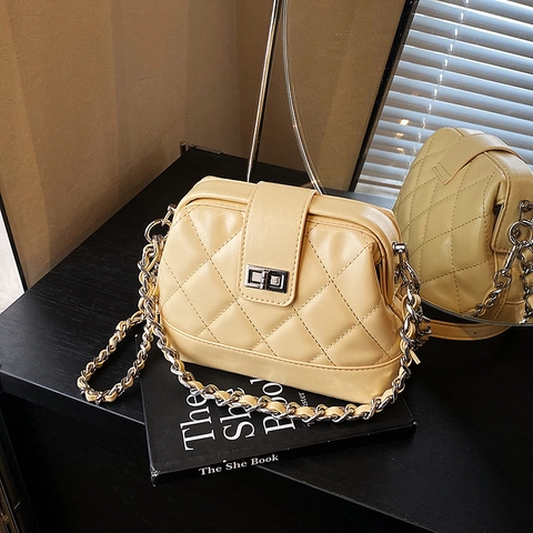 Women Fashion Quilted Chain Shoulder Bag Small PU Leather Diamond Lattice Crossbody Bag With Silver Turn Lock for Daily Dating