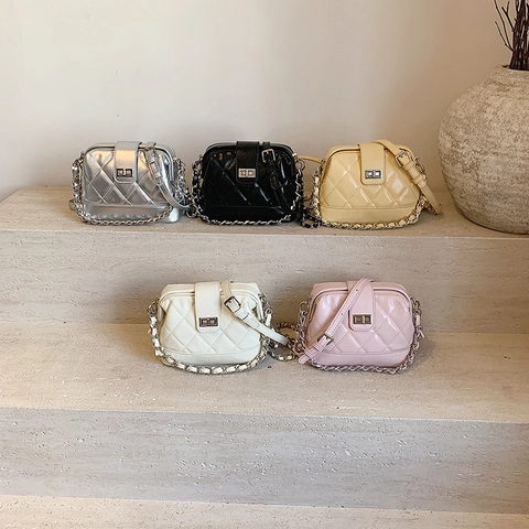 Women Fashion Quilted Chain Shoulder Bag Small PU Leather Diamond Lattice Crossbody Bag With Silver Turn Lock for Daily Dating