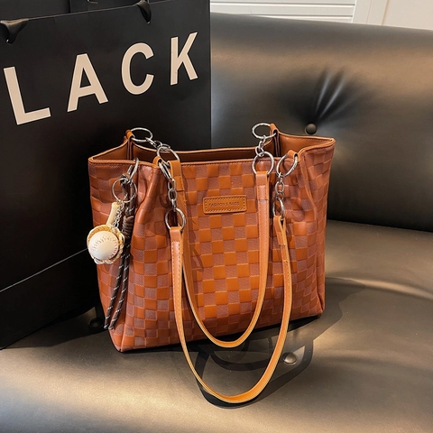 Grand Sac Cabas À Carreaux Rétro En Cuir PU Sac À Épaule Avec Bandoulière Chaîne Et Charm De Baseball Pour Femmes