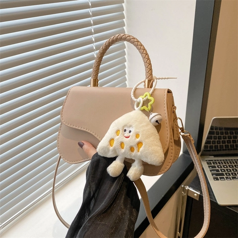Petit Sac à Main de Mode en Cuir PU pour Femmes Poignée Tressée Rabat Asymétrique Sac Bandoulière Avec Pendentif en Peluche