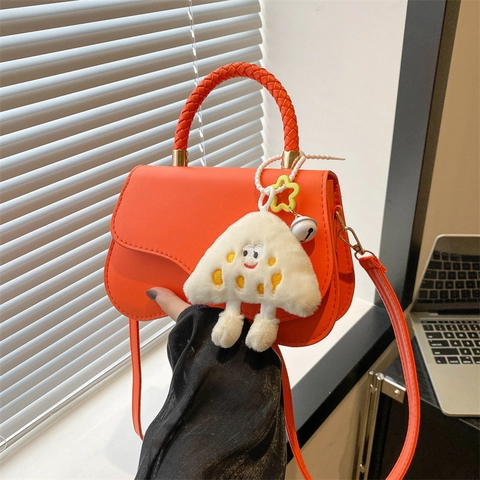 Borsa a Sella da Donna alla Moda in Pelle PU Manico Intrecciato Borsa a Tracolla con Pendente in Peluche Cartoon Chiusura Magnetica