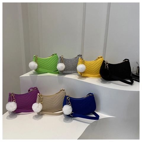 Borsa Sottobraccio Retrò In Feltro Da Donna Con Design Trapuntato A V Catena In Metallo E Pendente Pompon Borsa Hobo Di Tendenza