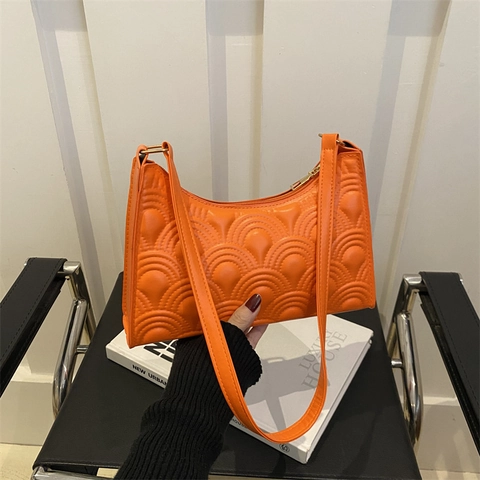 Bolso de Axila de Diseño de Nicho Francés para Mujer Cuero PU Acolchado Patrón de Concha Bolso Baguette Con Cremallera Dorada