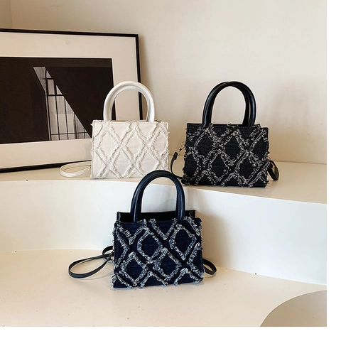 Borsa da Donna Vintage Trapuntata in Denim con Bordi Sfrangiati Borsa a Tracolla Piccola Quadrata con Manico in Pelle PU e Tracolla Regolabile