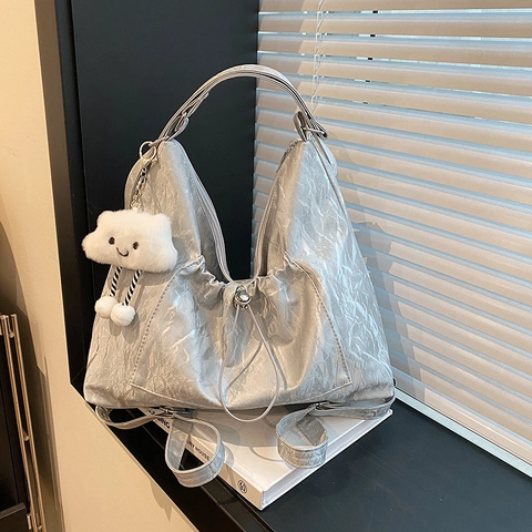 Borsa Tote Plissettata alla Moda da Donna Grande Capacità in Pelle PU Borsa a Spalla con Charm a Nuvola Borsa a Tracolla Versatile 2024
