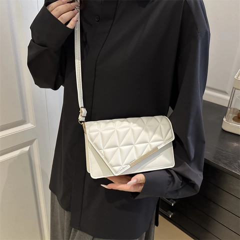 Damen Crossbody Tasche Aus PU Leder Mit Dreieckiger Steppung Und Goldenem Metallstab Retro Klappen Schultertasche