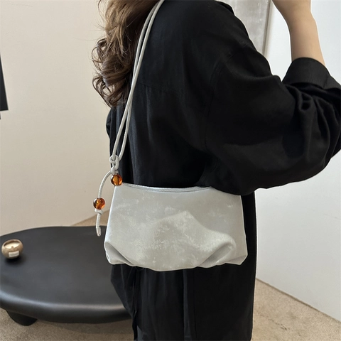 Bolso de Axila de Cuero PU Plisado para Mujer Bolso de Hombro Vintage de Color Sólido Con Decoración de Cuentas de Ámbar