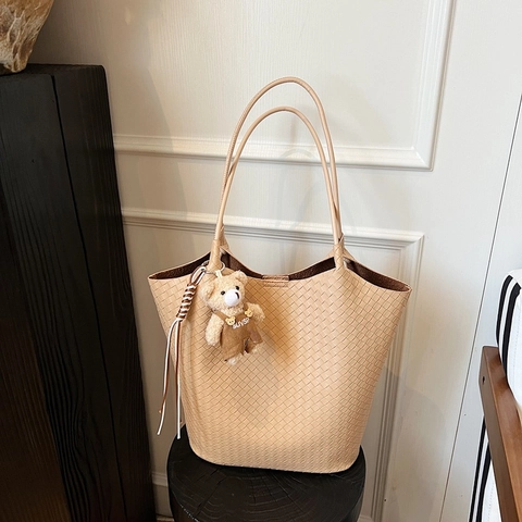 Bolso Tote Tejido para Mujer Gran Capacidad Minimalista Cuero PU Bolso de Hombro Trenzado Con Amuleto de Oso Diario