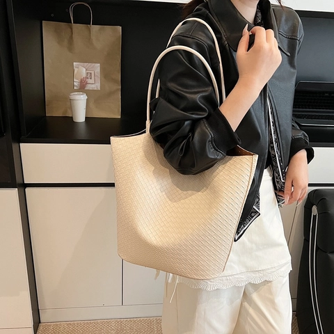 Bolso Tote Tejido para Mujer Gran Capacidad Minimalista Cuero PU Bolso de Hombro Trenzado Con Amuleto de Oso Diario