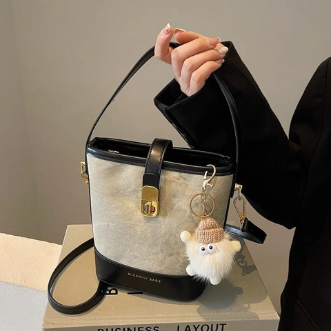 Bolso de Cubo con Costuras Vintage para Mujer Cuero PU Bolso Bandolera Cerradura de Metal Colgante Felpa Moda Diario