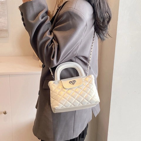 Women's Fashion Rhombic Quilted Handbag Heart Shaped Lock Chain Strap PU Leather Crossbody Shoulder Bag Black Silver Pink White