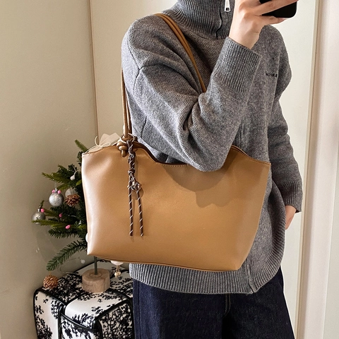 Große Damen Tragetasche Aus PU Leder Wellenkante Knoten Schultertasche Mit Anhänger Pendler Lässig Street Style