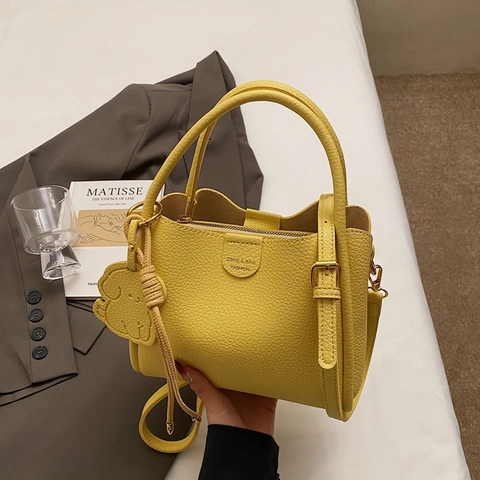 Women Crossbody Bucket Bag PU Leather Litchi Grain Handbag With Puppy Pendant Adjustable Strap Retro Solid Color Commute