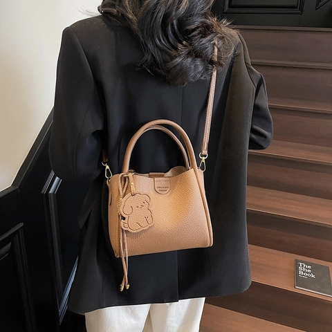 Women Crossbody Bucket Bag PU Leather Litchi Grain Handbag With Puppy Pendant Adjustable Strap Retro Solid Color Commute