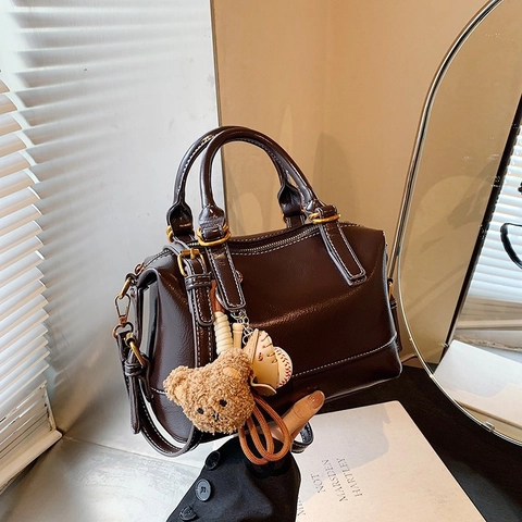 Retro Boston Handtasche Für Damen PU Leder Kontrastnähte Umhängetasche Mit Abnehmbarem Gurt Und Anhängern