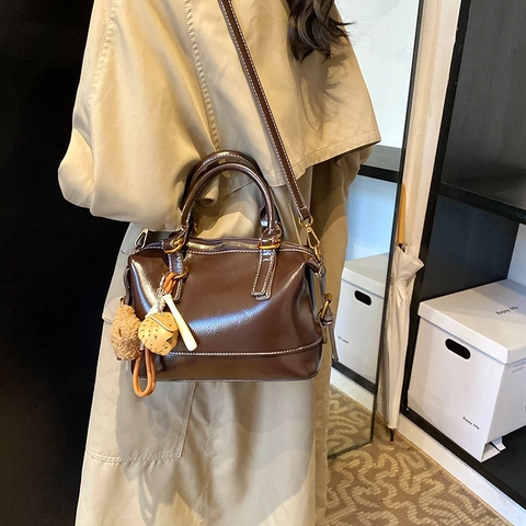 Retro Boston Handtasche Für Damen PU Leder Kontrastnähte Umhängetasche Mit Abnehmbarem Gurt Und Anhängern