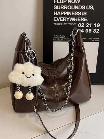 Damen Chic Glänzende PU Leder Hobo Schultertasche Mit Silberner Metallkette Und Süßem Wolken Plüsch Anhänger Große Kapazität
