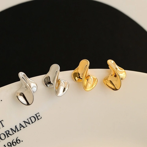 Moderne Minimalistische Onregelmatige Twist Vloeibaar Metaal Oorknopjes Voor Vrouwen Lichte Luxe Hoogglans Koper Geometrische Sieraden Cadeau
