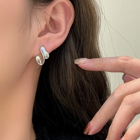 Moderne Minimalistische Onregelmatige Twist Vloeibaar Metaal Oorknopjes Voor Vrouwen Lichte Luxe Hoogglans Koper Geometrische Sieraden Cadeau