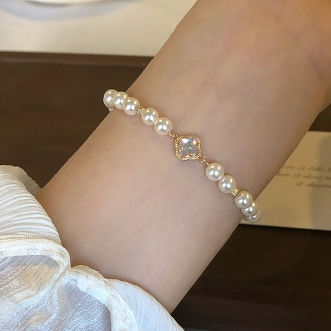 Elegantes Künstliche Perlenarmband Mit Kleeblattanhänger Für Damen Vergoldetes Kupfer Künstliche Perle Handgefertigter Schmuck