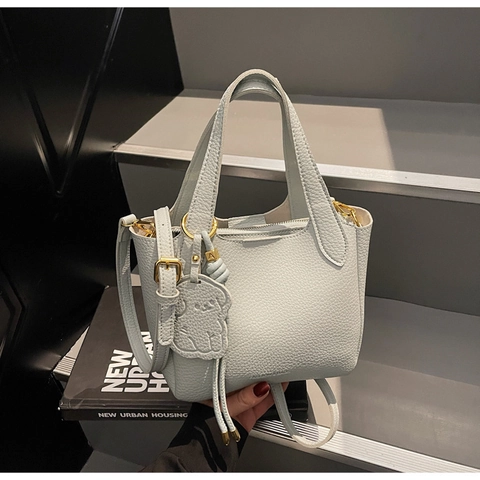 Sac Seau Femme Cuir PU Texture Litchi Main Grande Capacité Avec Pendentif Chiot Rétro Sac Bandoulière