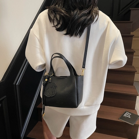 Sac Seau Femme Cuir PU Texture Litchi Main Grande Capacité Avec Pendentif Chiot Rétro Sac Bandoulière