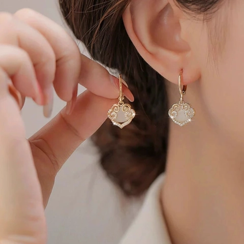 Auspicious Cloud Lock Huggie Earrings Copper Gold Plated Heart Shaped Cat Eye Stone Elegant New Chinese Style Jewelry