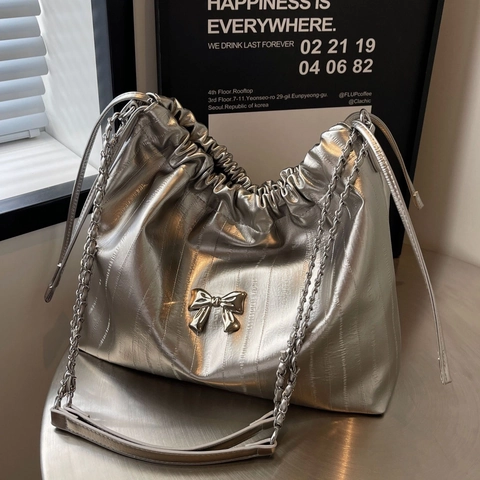 Große Damen Henkeltasche Glänzendes PU Leder Mit Kette Kordelzug Verschluss Schleife Dekor Plissee Schultertasche