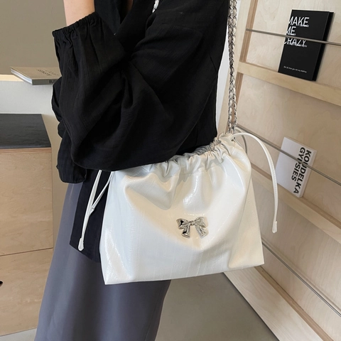 Große Damen Henkeltasche Glänzendes PU Leder Mit Kette Kordelzug Verschluss Schleife Dekor Plissee Schultertasche