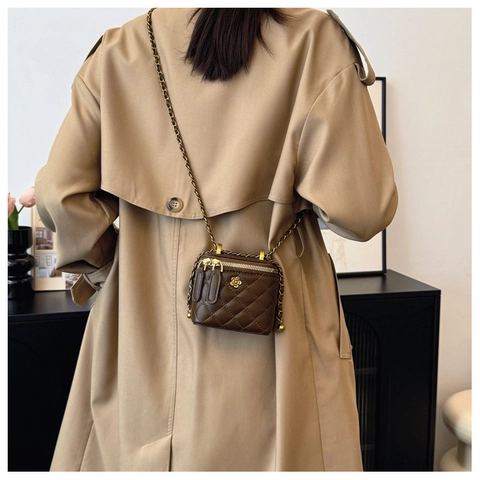 Women Quilted PU Leather Crossbody Bucket Bag Gold Chain Strap Metal Flower Decoration Street Style Vanity Bag For Women Handbag